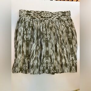 Banana Republic Petite Skirt, Size 4P, Olive Green/Cream.